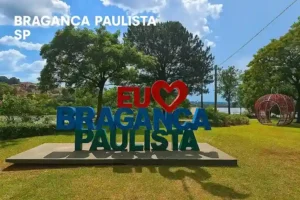 Monumento “Eu amo Bragança Paulista” em área arborizada – caça vazamento em Bragança Paulista