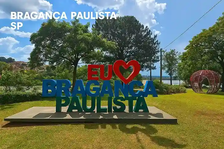 Monumento “Eu amo Bragança Paulista” em área arborizada – caça vazamento em Bragança Paulista