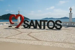 Letreiro Eu amo Santos na orla – caça vazamento em Santos