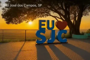 Letreiro Eu amo SJC ao pôr do sol – caça vazamento em São José dos Campos