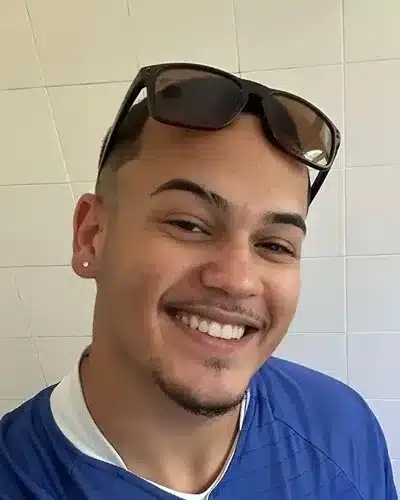 Contato - Técnico da equipe SB Shark Caça Vazamentos sorrindo